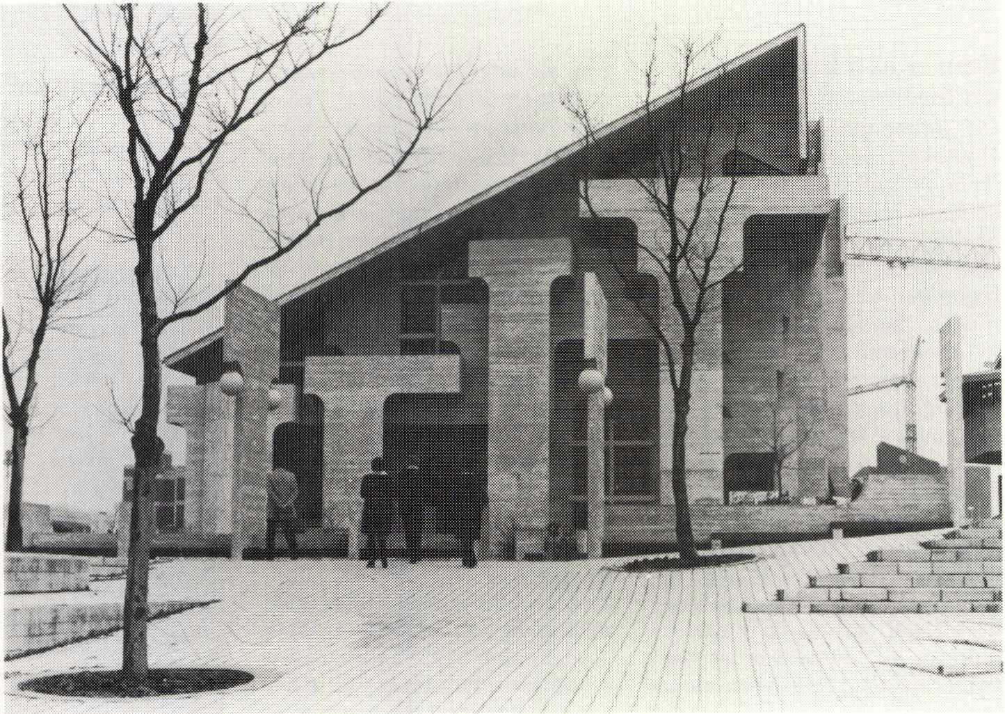 De bibliotheek van de exacte wetenschappen, een schepping van A. Jacqmain, vormt met de ervoor liggende
'place des sciences' het karakteristieke middelpunt van de universitaire wijk. Het gebouw telt 5 niveaus
en een entresol voor exposities. Men kan 200.000 boeken en 300 leesplaatsen aanbieden.