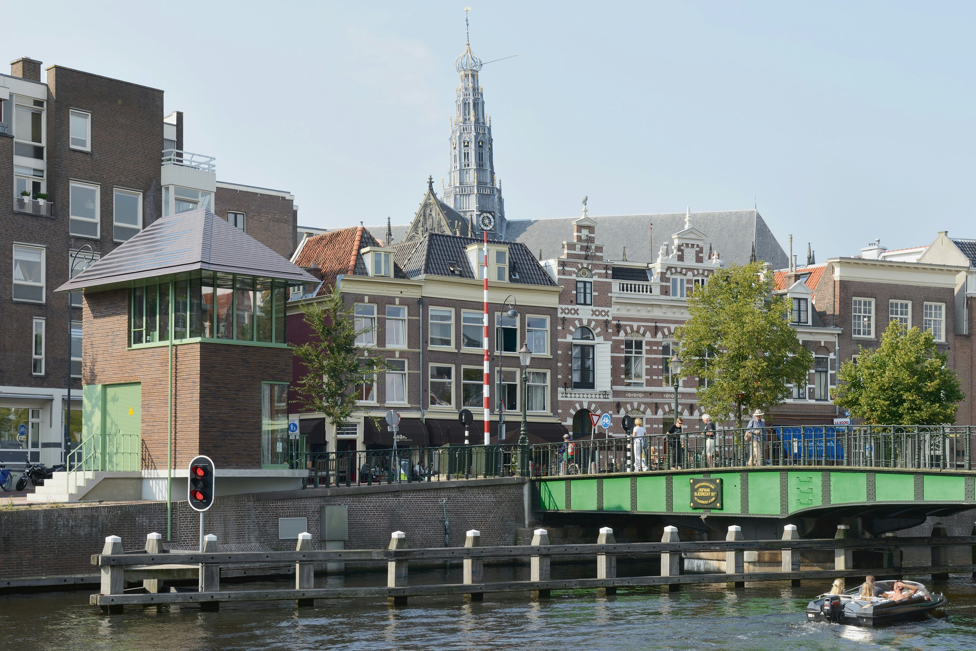 Brugwachtershuisje in Haarlem door BureauVanEig. Beeld Allard van der Hoek