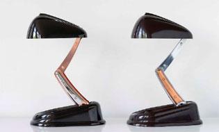 Inklapbare bureaulamp Lucidus Bloc Frankrijk, 1944, ontworpen door André Mounique Fabrikant: Société. Re: authentiekmodel, li: Remake. Foto Reindert Groot