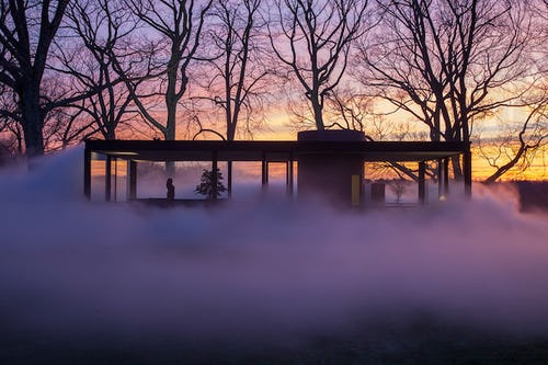 The Glass House in de mist