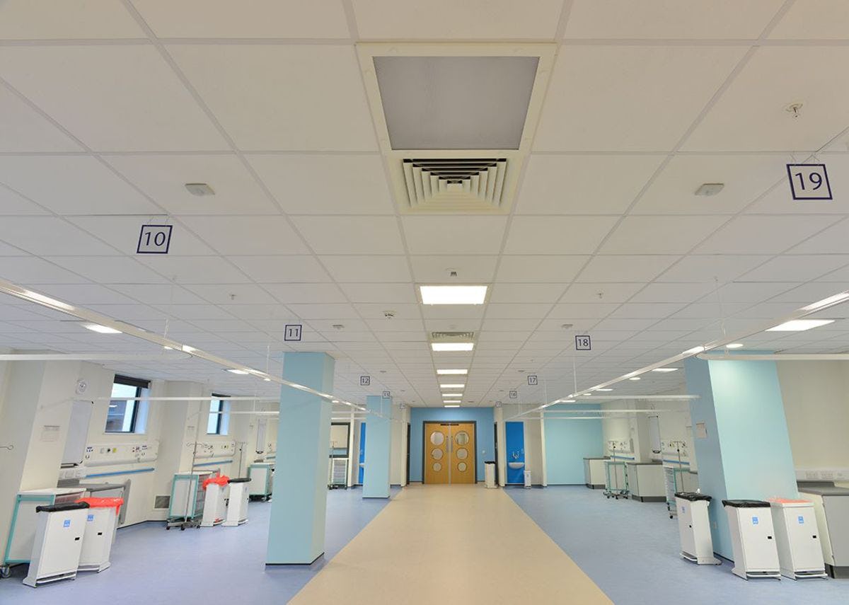 Queen Elizabeth University Hospital onder andere voorzien van 110.000 m2 antibacterieel plafond