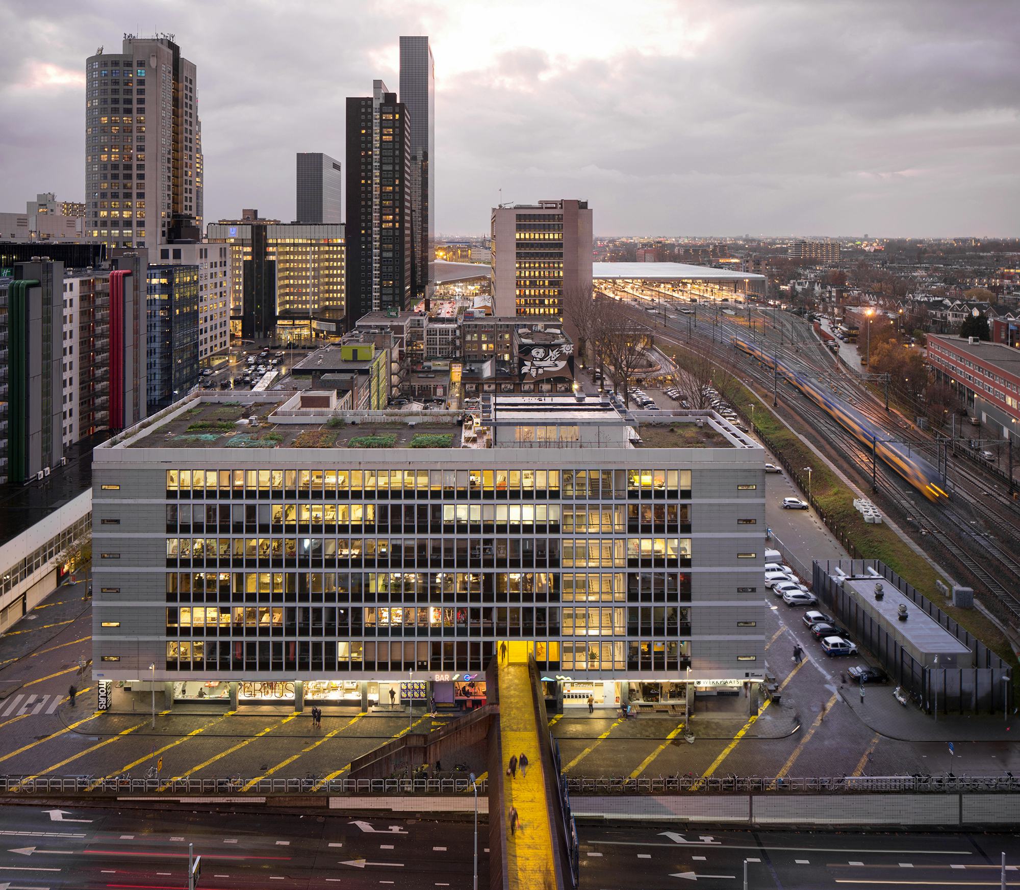 Onderdeel van de plannen van Rotterdam voor honderden nieuwe woningen langs en boven de treinsporen bij het Hofplein is een nieuwe vorm voor de luchtsingel, een ontwerp van ZUS. 