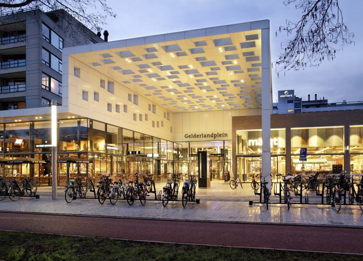 Met architectonische elementen en horeca zijn de ingangen van winkelcentrum Gelderlandplein gemaakt tot plekken waar gedurende alle momenten van dagen en seizoenen iets gebeurt. Beeld Kees Hummel