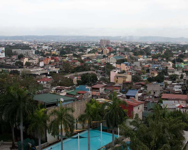 Manila vanaf het dak en tevens tennisveld van de internationale school (Foto: Catherine Koekoek)
