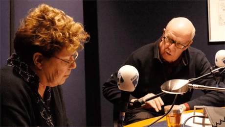 Actrice Raymonde de Kuyper (links) en Helmert van Woudenberg (rechts) in de studio tijdens de opnames van het hoorspel | Foto Ineke Smits