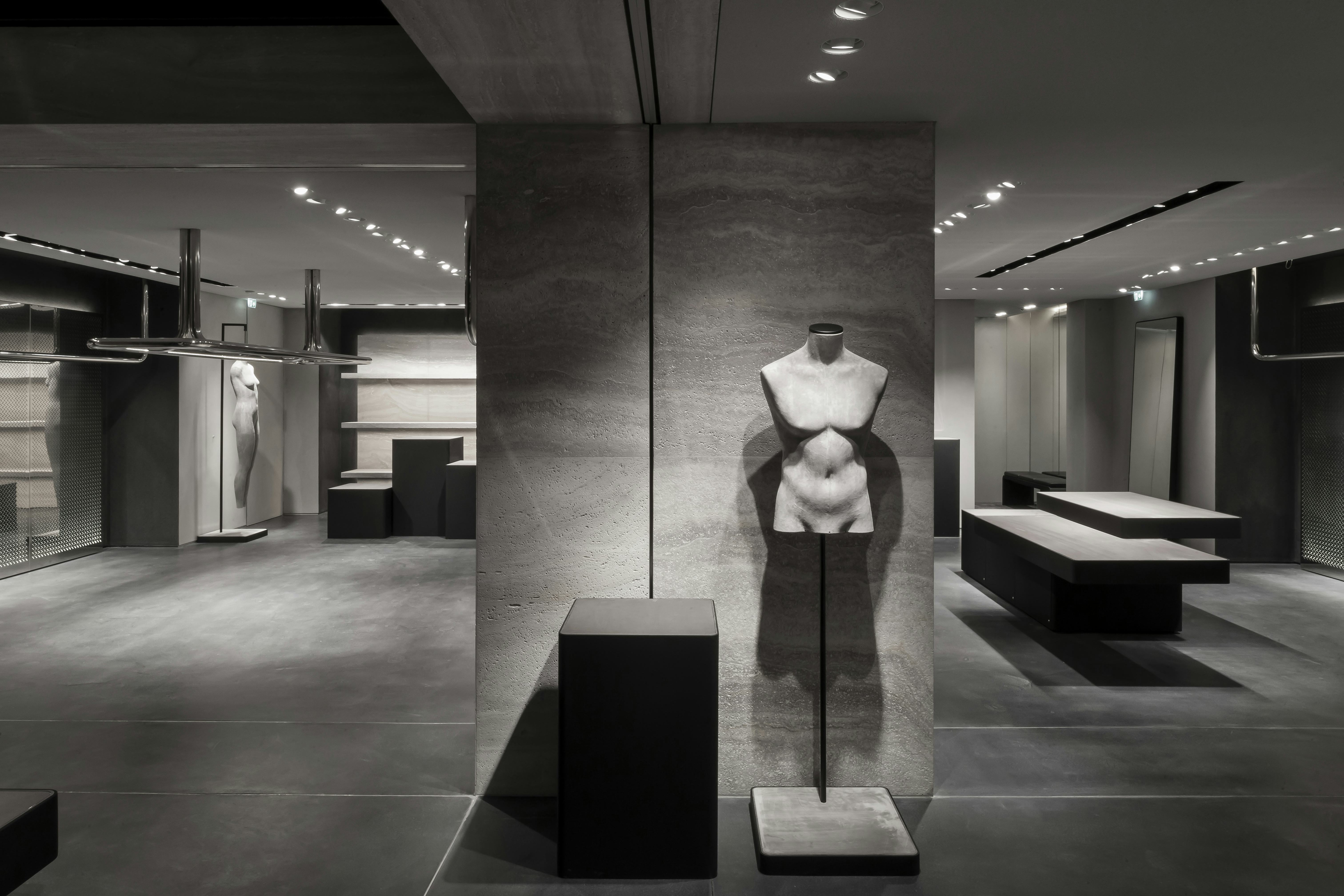 Het opvallende interieur van de door Vincent van Duysen in London ontworpen winkel weerspiegelt de minimalistische esthetiek van het kledingmerk Beeld Koen van Damme