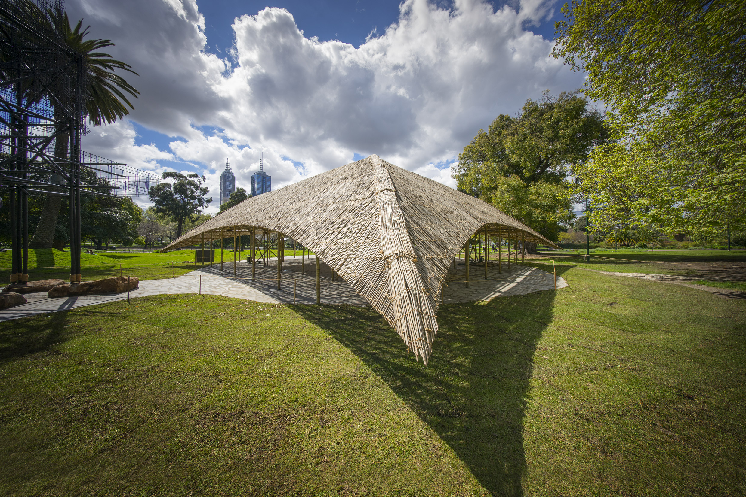 Het MPavilion 2016. Het ontwerp van Bijoy Jain van Studio Mumbai is deze week gesloten. Foto John Gollings