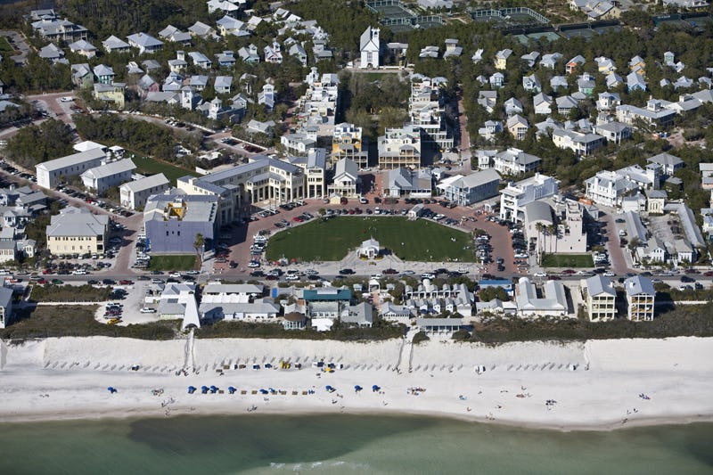 Seaside (Florida), hier gezien vanuit de lucht, is gebaseerd op een organisch stadsplan