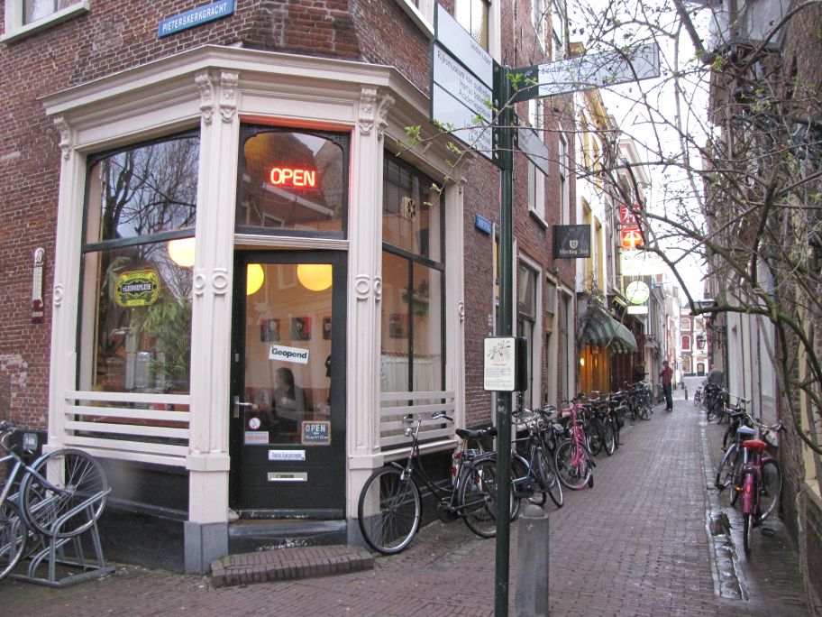 Een voorbeeld van een 'goede' steeg in Leiden. Natuurlijk met coffeeshop.