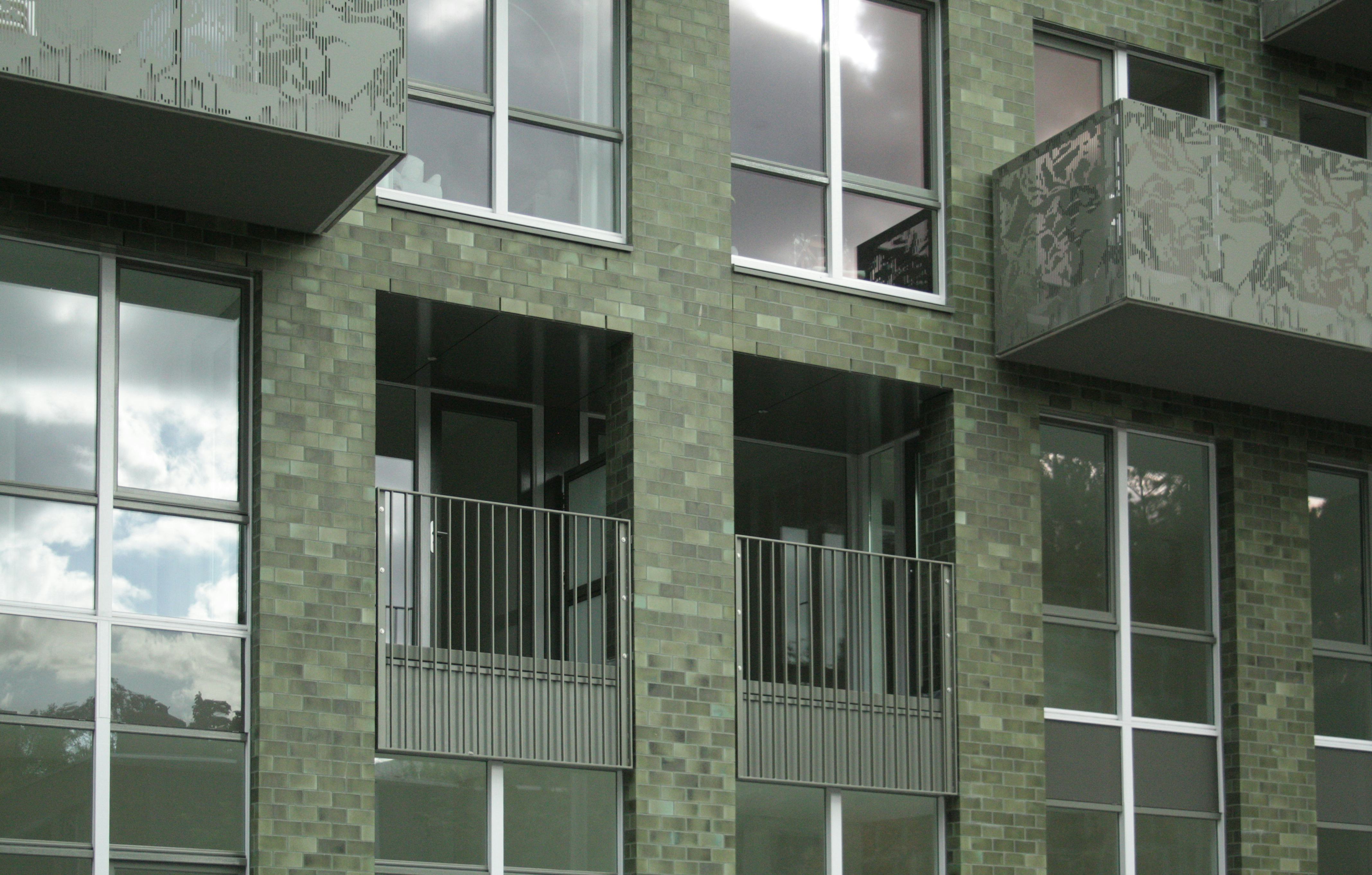 Voor dit project in het Scheepvaartkwartier in Amsterdam koos AWG Architecten uit Antwerpen geglazuurde strengpersstenen in combinatie met een zacht genuanceerde groene glazuur