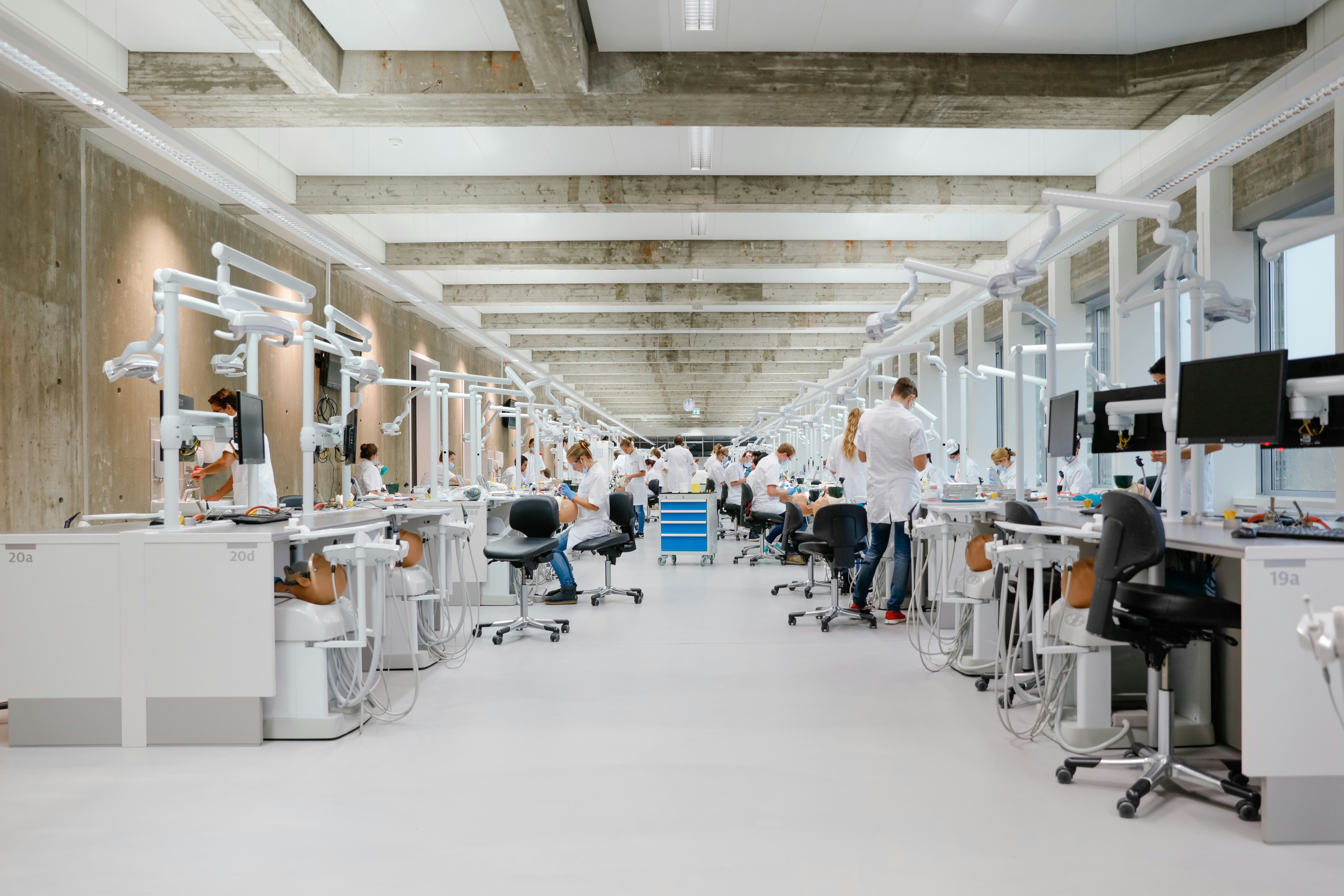 Nieuw onderwijs praktijkzaal Tandheelkunde (foto: Eric Scholten)
