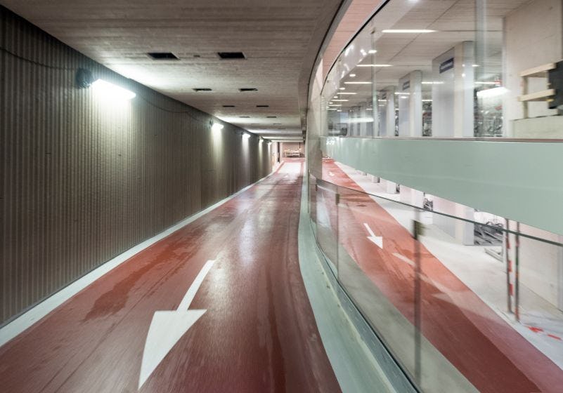 Grootste fietsenstalling van Nederland naar een ontwerp van Ector Hoogstad Architecten geopend. De stalling is eind van het jaar de grootste van de wereld. Foto via CU Utrecht