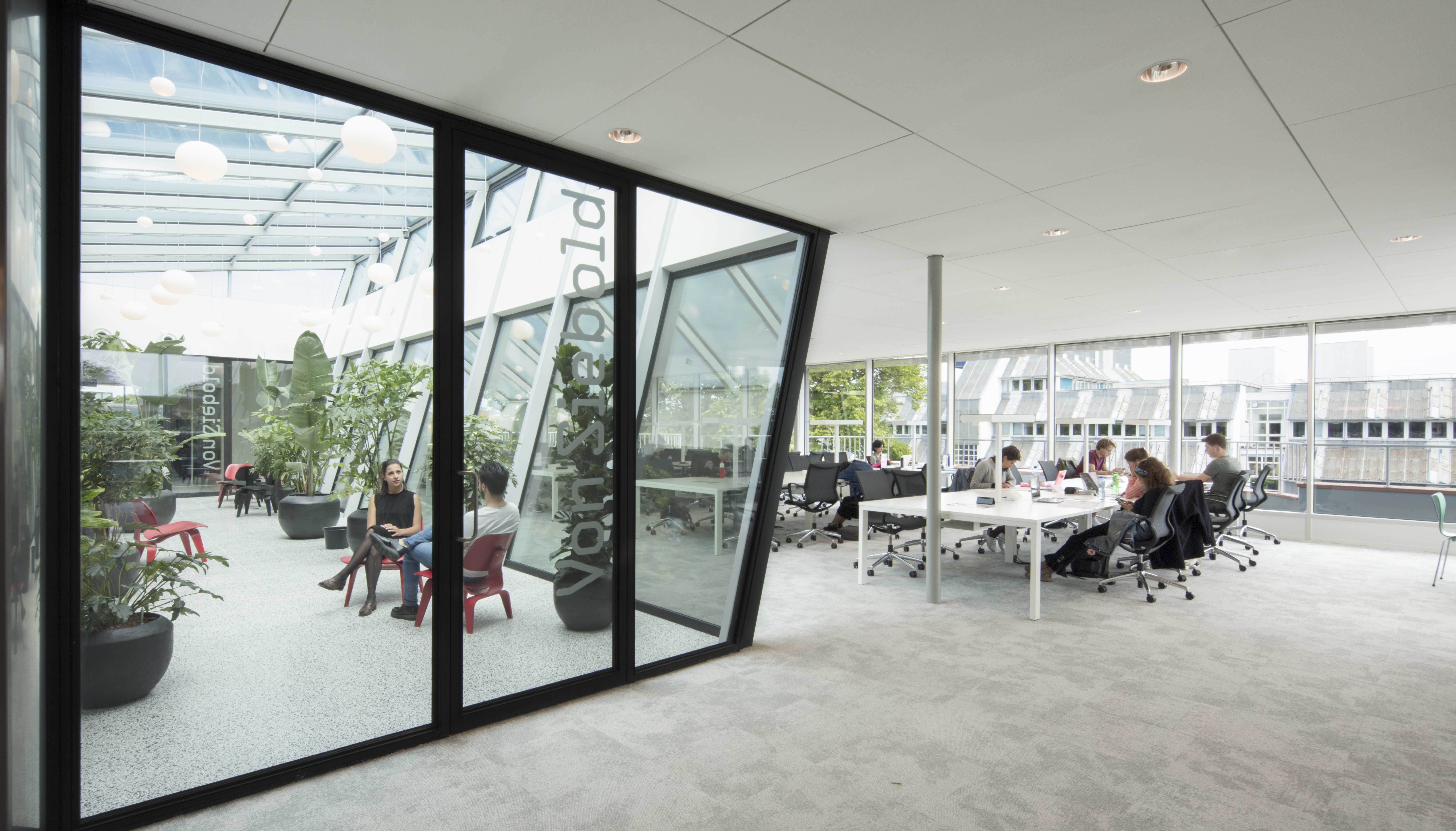 Interieur beeld serre en werken. foto: Jeroen Musch