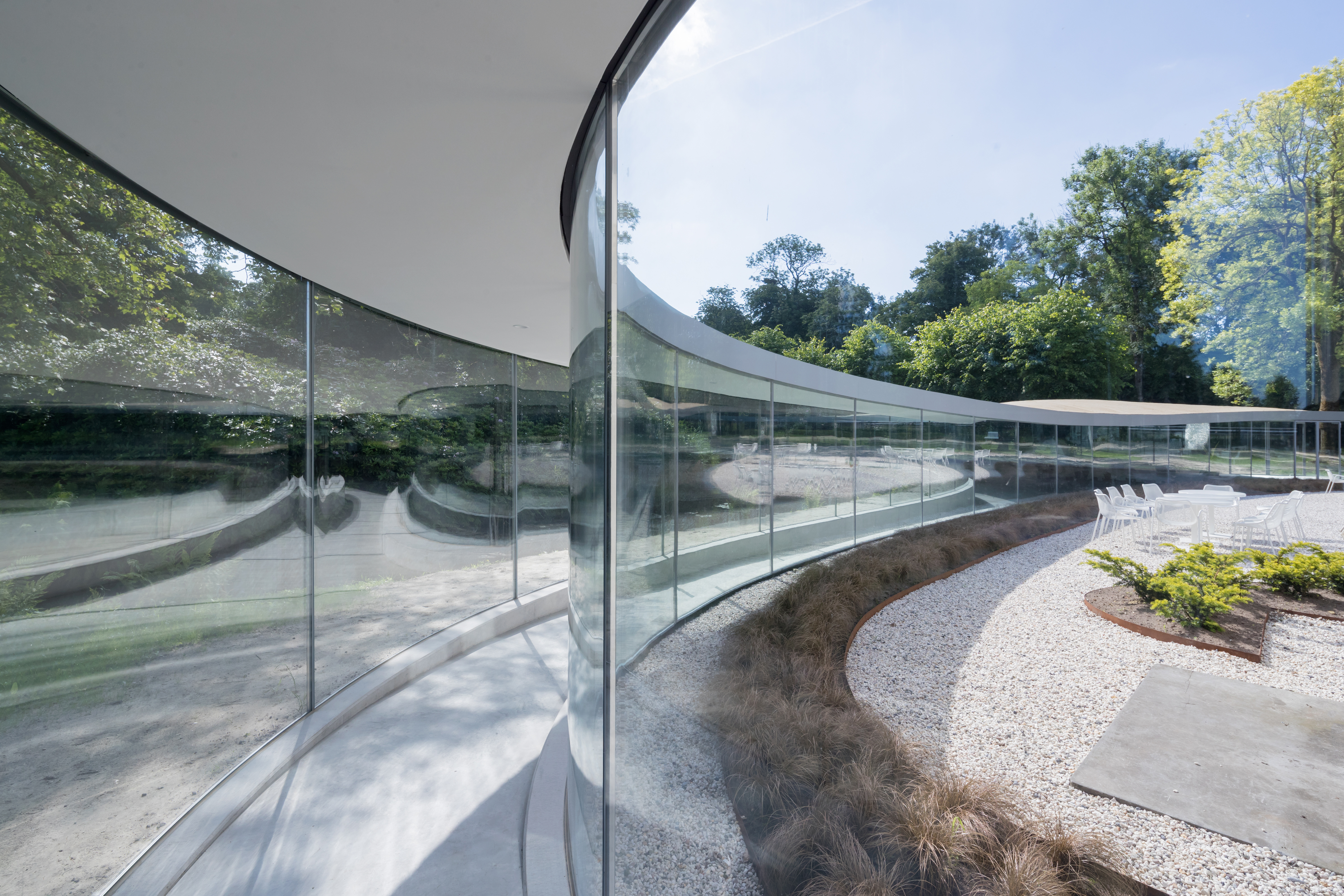 Door de afwezigheid van kolommen is het paviljoen maximaal transparant.