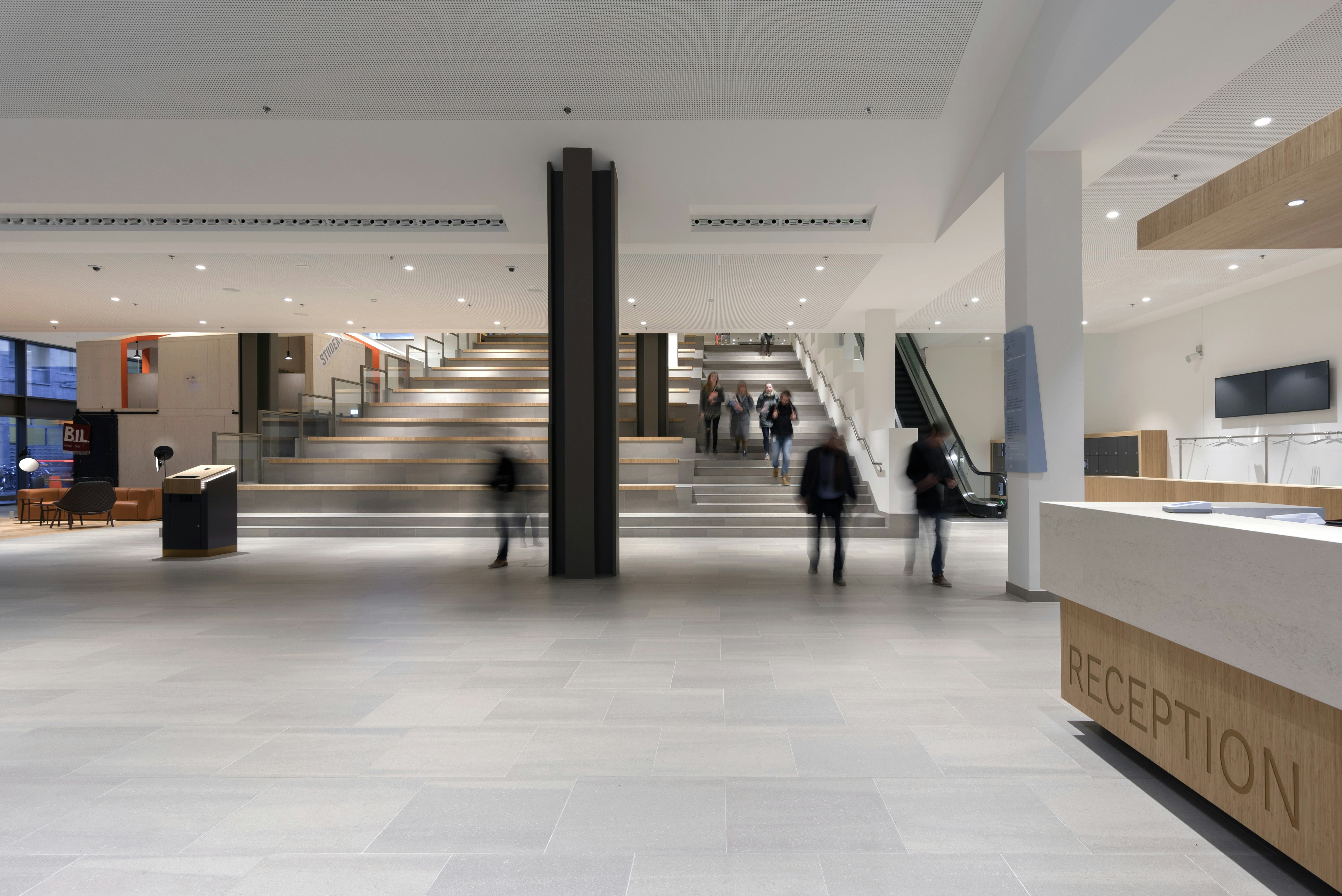 Een tribunetrap verbindt de entree met het studielandschap op de verdiepingen. Foto Peter de Ruig