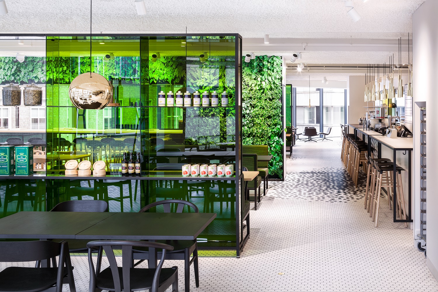 Hoge elementen verdelen het restaurant in verschillende zones waar uiteenlopende eetplekken zijn te vinden