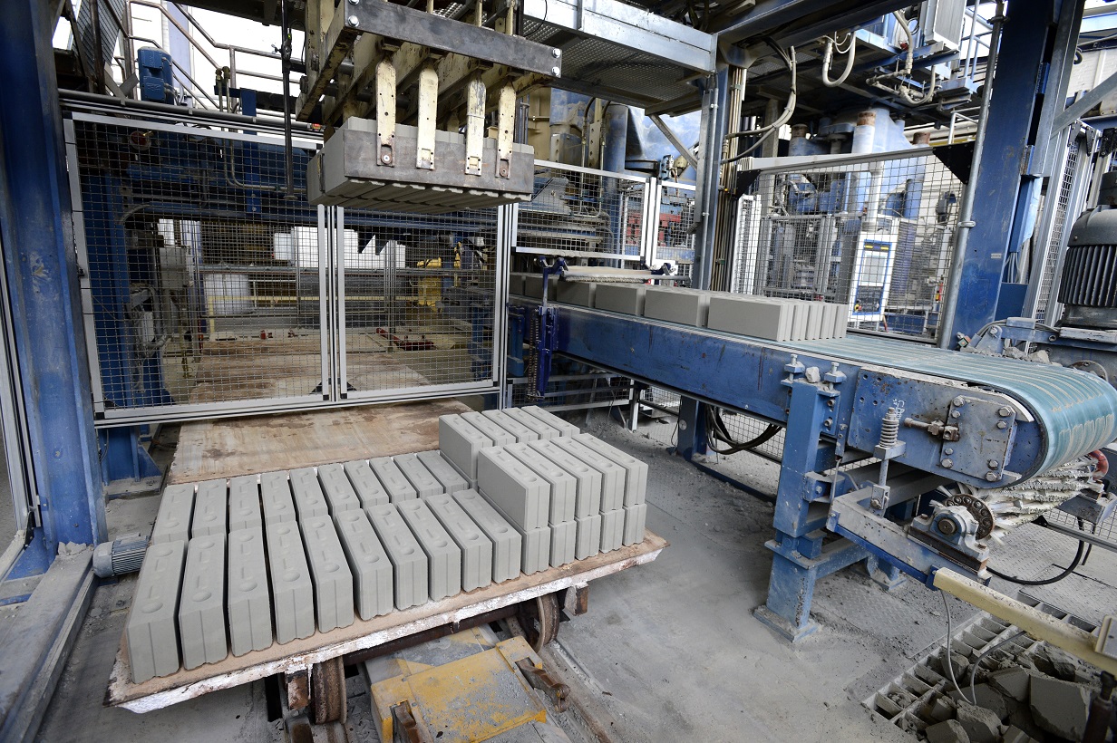 Kloosterhaar - reportage productieproces milieuvriendelijk Compensatiesteen Kloosterhaar in de fabriek van de Ruwbouw groep.
iov Ad Tissink.
foto Toma Tudor