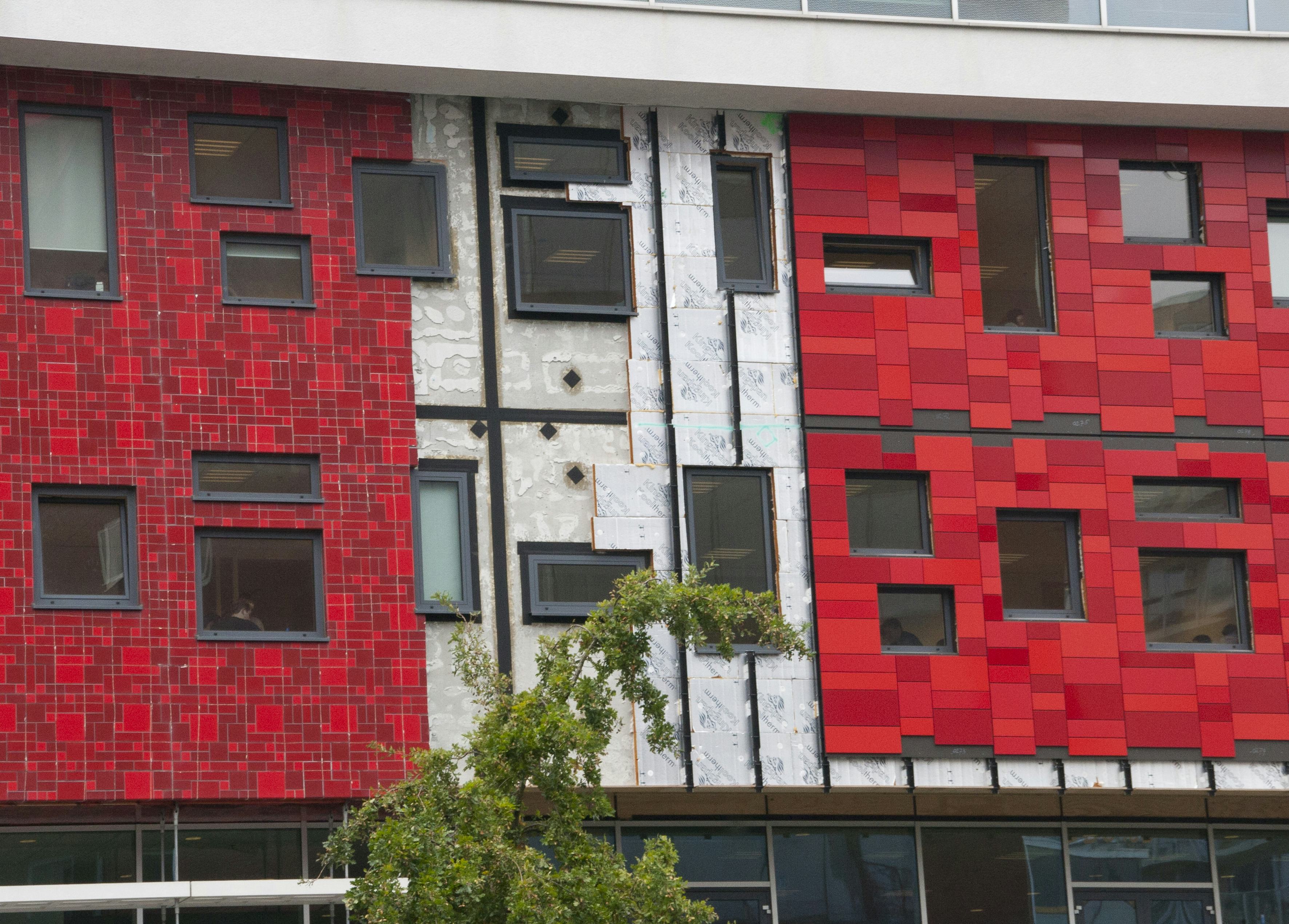 Stand van zaken van de gevel: links de bestaande tegels, rechts de nieuwe Alpolic beplatingen, in het midden de betonnen gevel die geïsoleerd wordt. Foto: PR