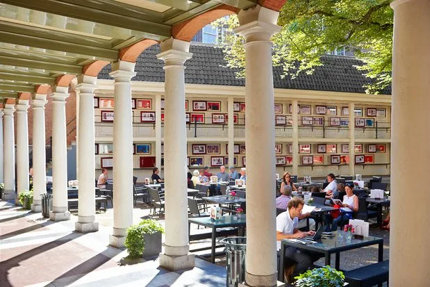 De voormalige speelplaats voor jongens van het burgerweeshuis, vandaag de dag het terras van Museumcafé Mokum.