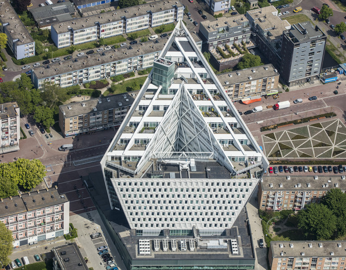 Stadsdeelkantoor Leyweg Den Haag. Fotograaf Peter Elenbaas (www.onbewolkt.nl)