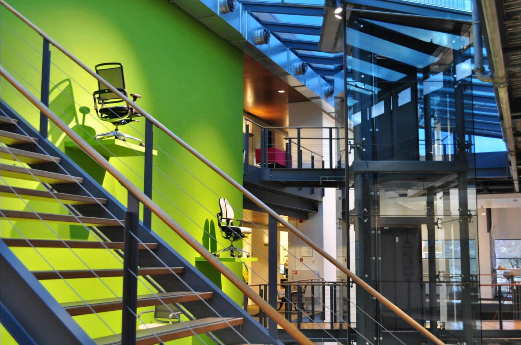 Bij binnenkomst van het kantoor valt het oog op een prachtige verzameling aan meubelen, zichtbaar tot aan de andere zijde van het gebouw.