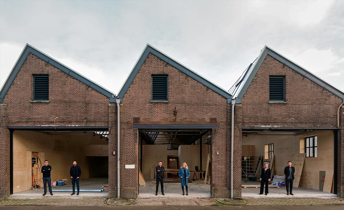 Alle partners van karres+brands (van links naar rechts: David Kloet, Darius Reznek, Bart Brands, Sylvia Karres, Lieneke van Campen en Jasper Nijveldt)