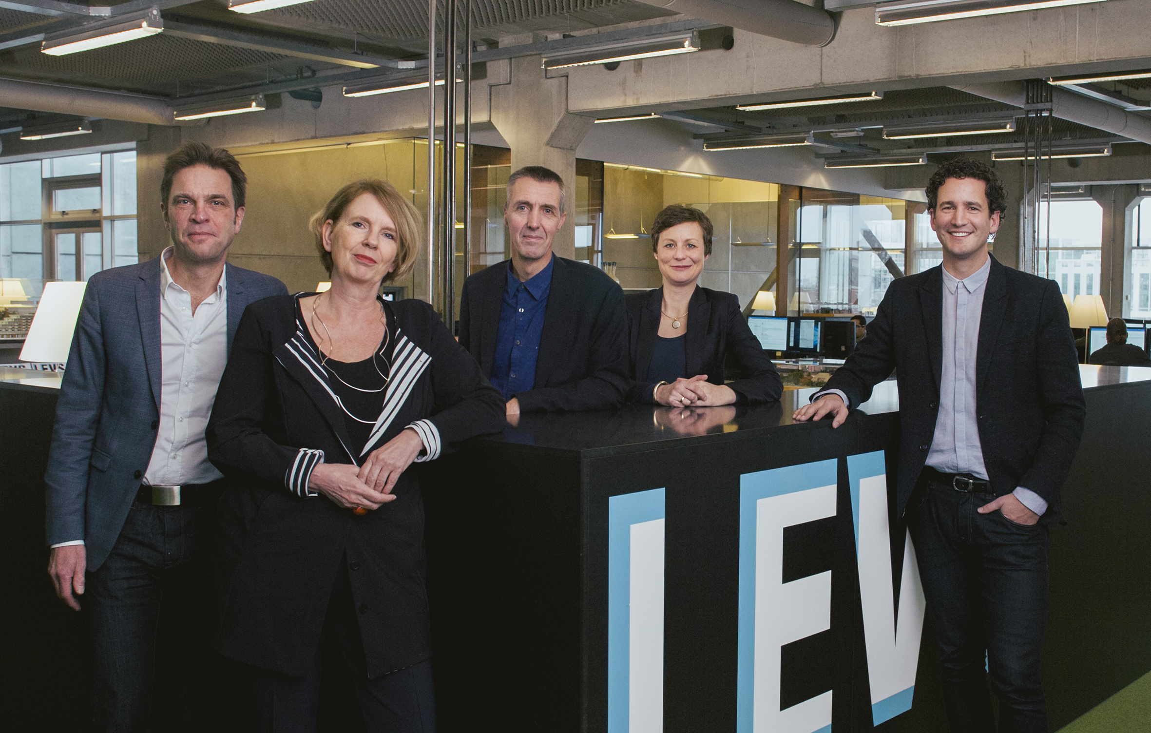 Vierde van rechts: Mijke Rood en rechts daarnaast Surya Steijlen
