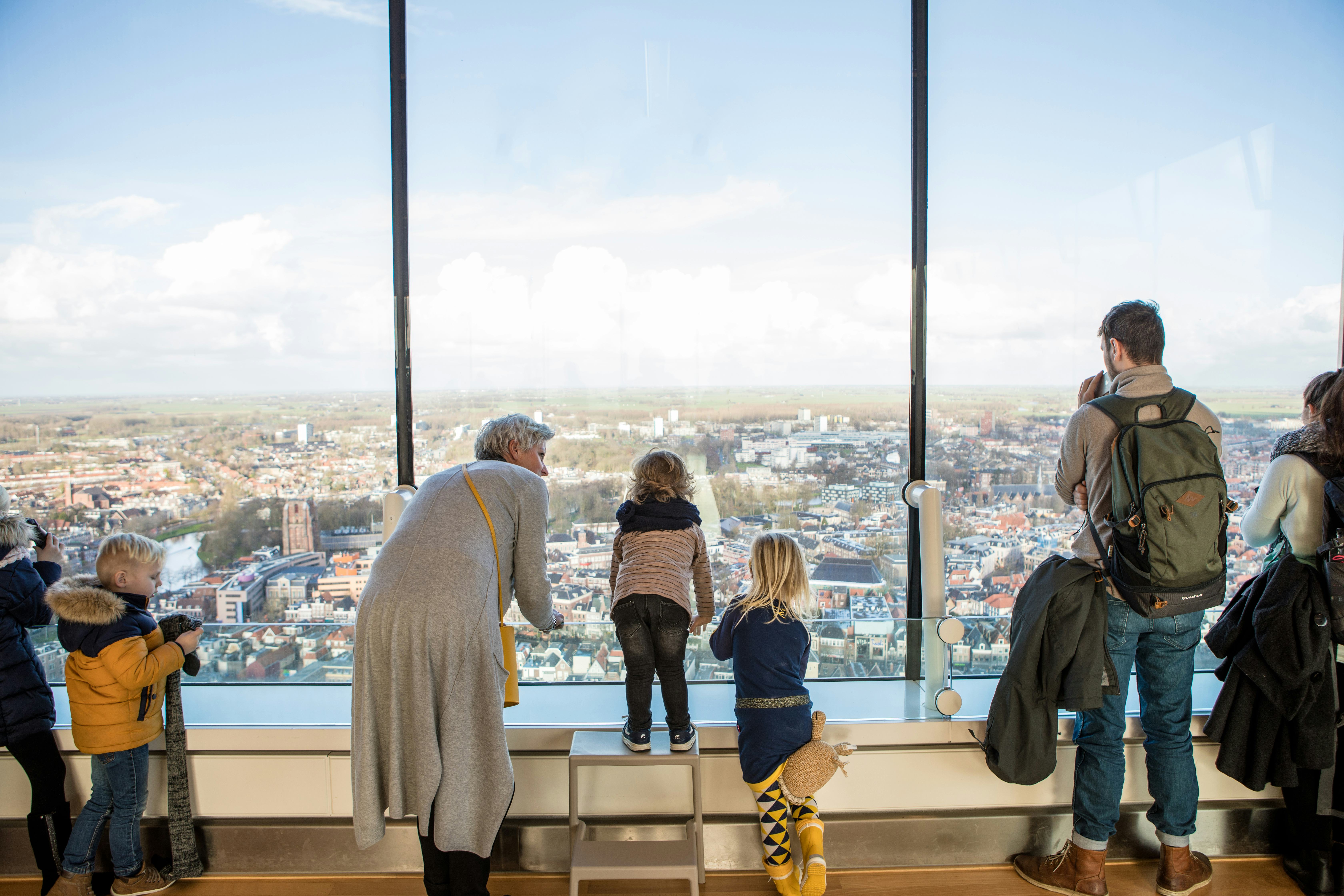 Uitzicht vanuit de Achmeatoren, naar ontwerp van Abe Bonnema, over Leeuwarden