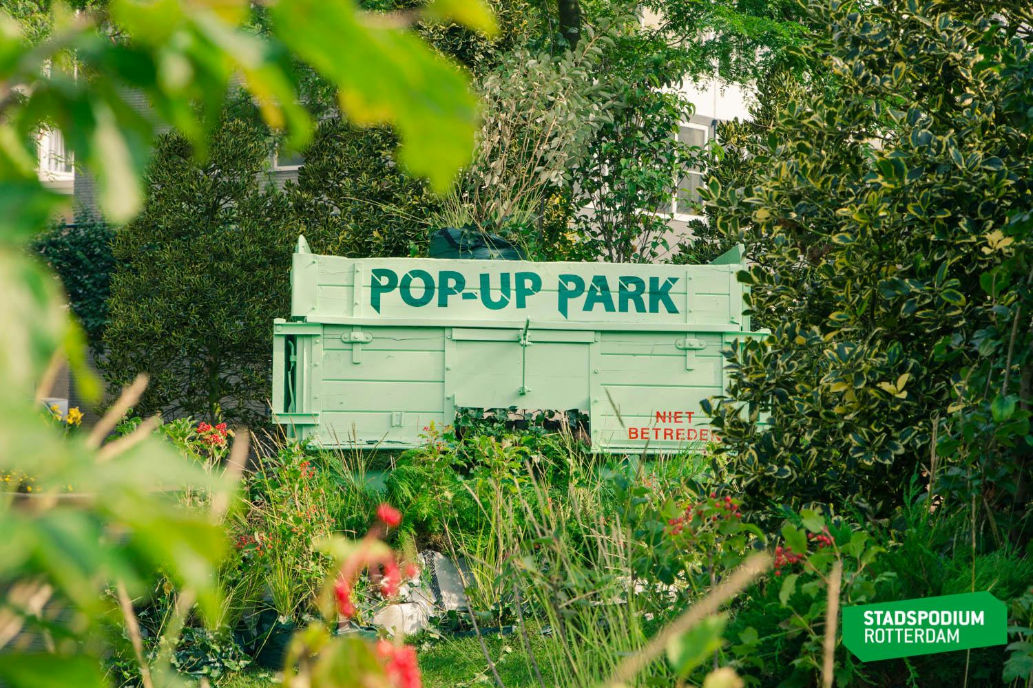 Pop-up stadspark bij het Grotekerkplein in Rotterdam. 