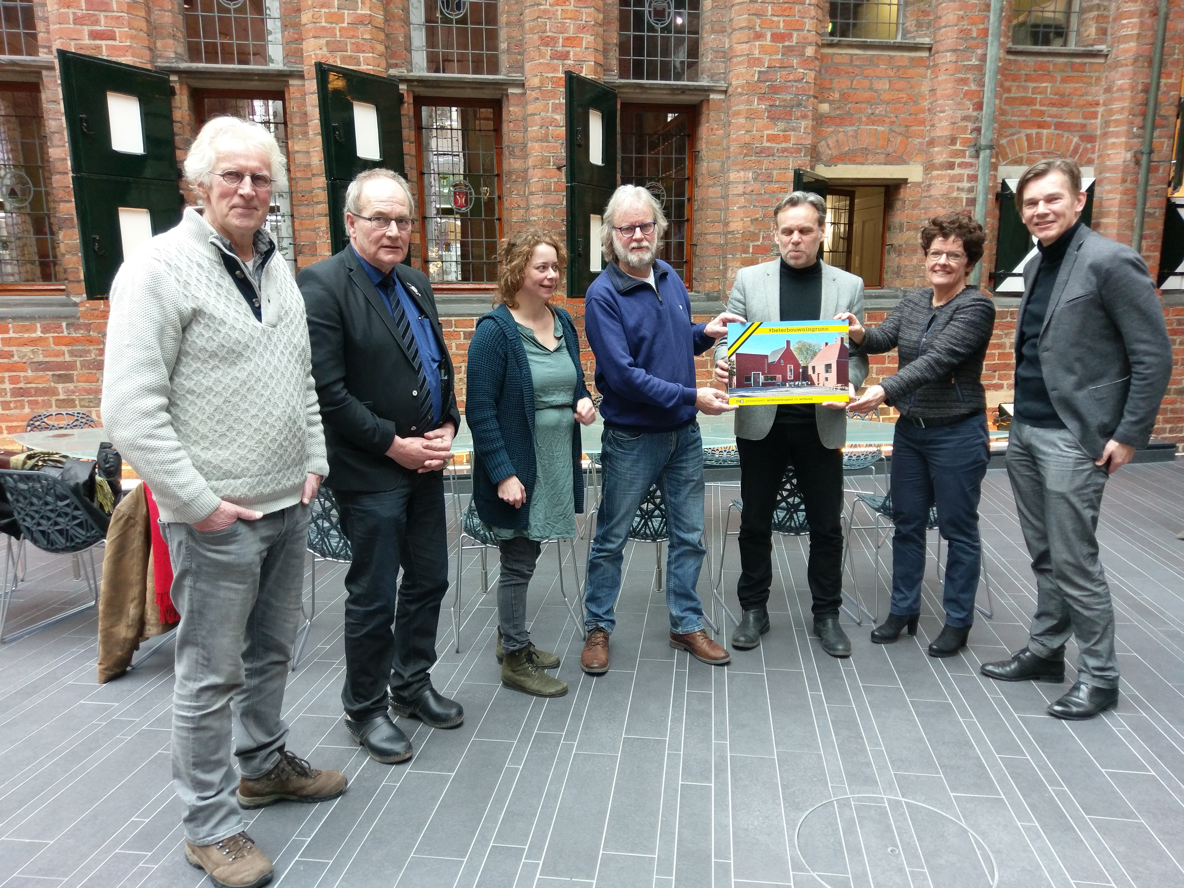 De Groningse architecten Rob Hendriks en Paul van Bussel overhandigen met Wilma Jansen van BNA symbolisch het BNA Witboek & de Architectenpool Groningen aan Frits Postema van Dorpsbelangen Krewerd, Jan Wigboldus voorzitter van het Groninger Gasberaad, Maartje Kiep van de Vereniging Groninger Dorpen en Gert de Vries van Dorpsbelangenwerkgroep Versterking Overschild. 