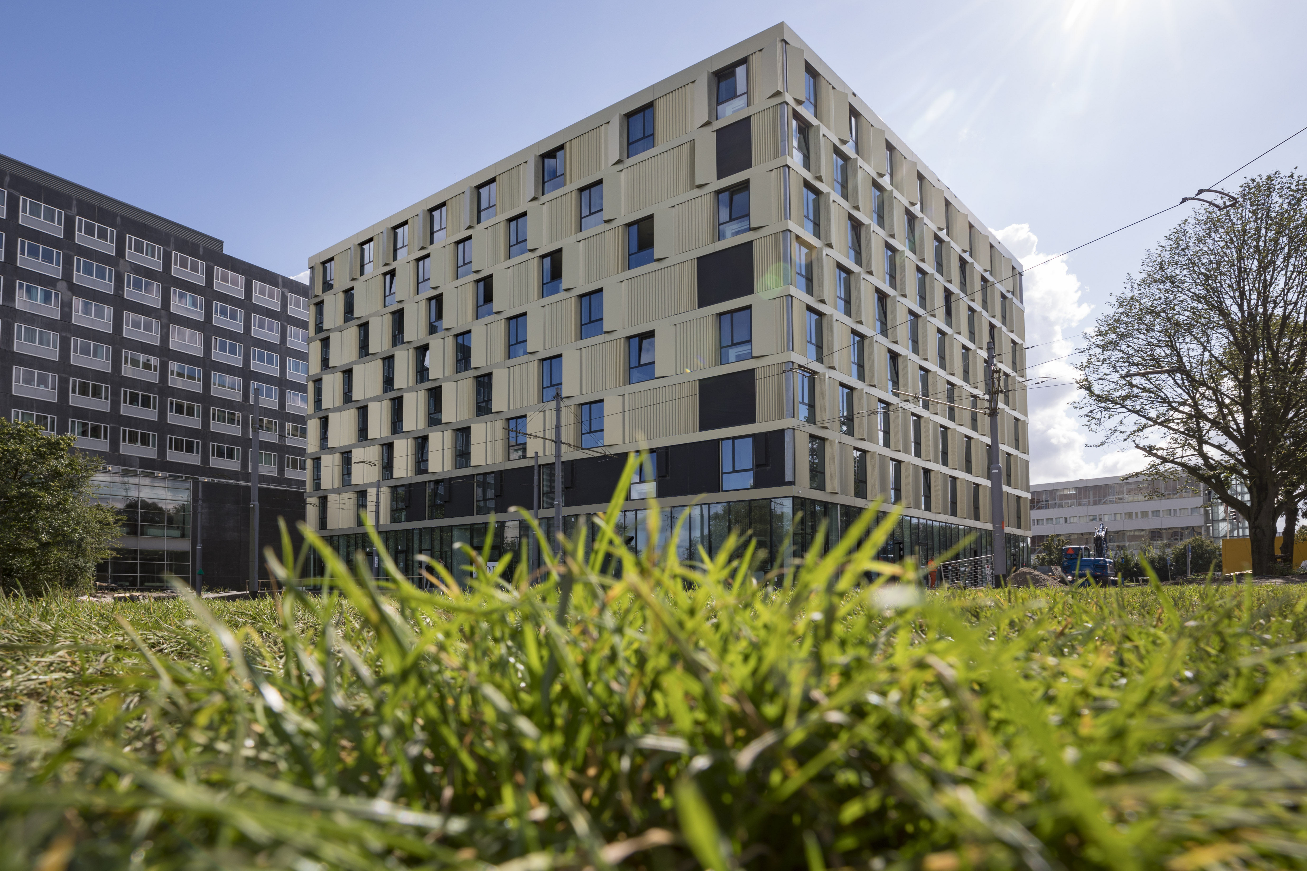 Bij de 25 meter hoge Campus Woudestein in Rotterdam is gekozen voor lichte gevelelementen afgewerkt met een aluminium beplating. Deze constructie levert hoge prestaties op het gebied van geluidwerendheid en isolatie.