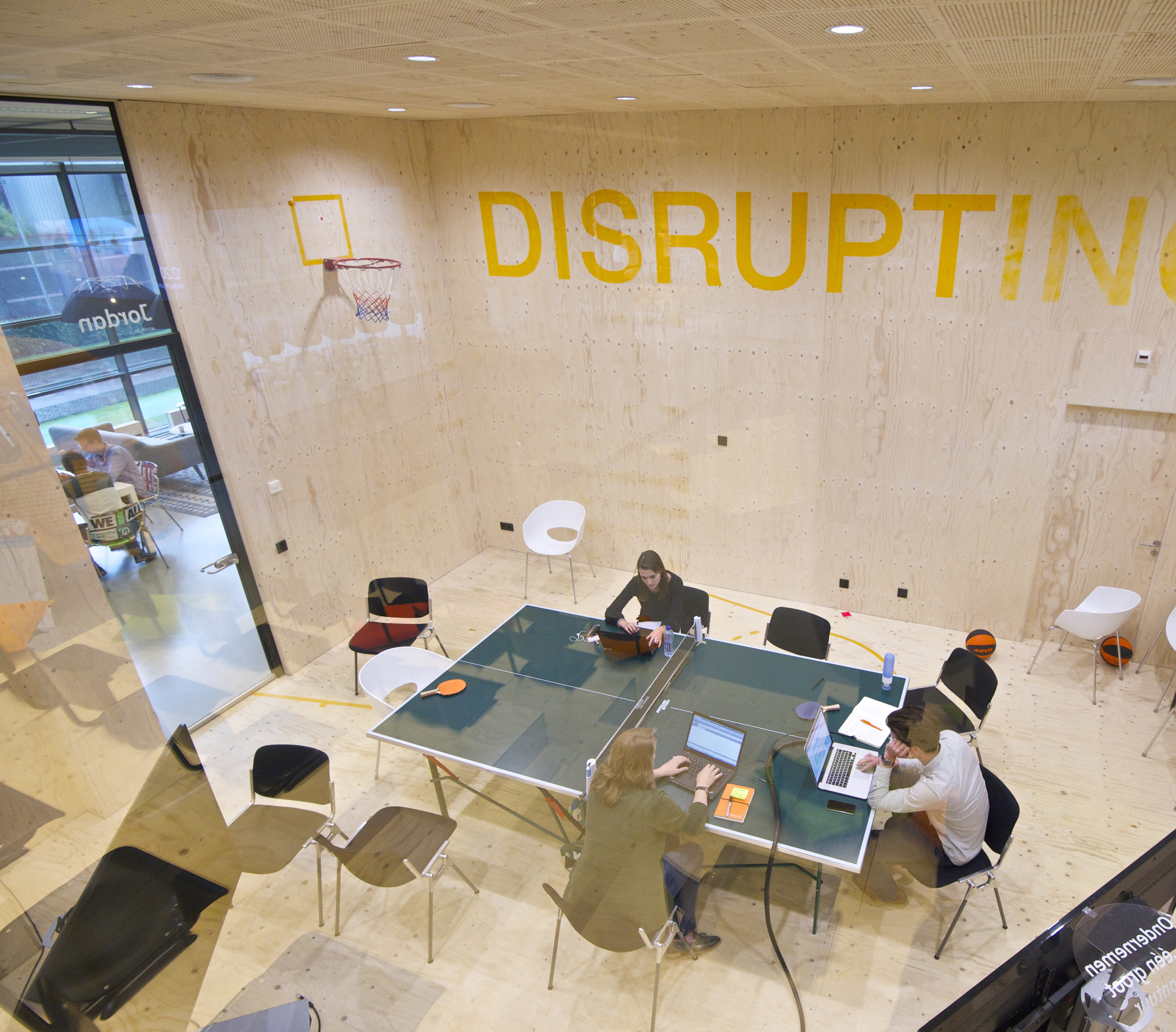 Interieur ING Customer Experience Center (ICEC) in Amsterdam door Fokkema & Partners Beeld Studio Sint