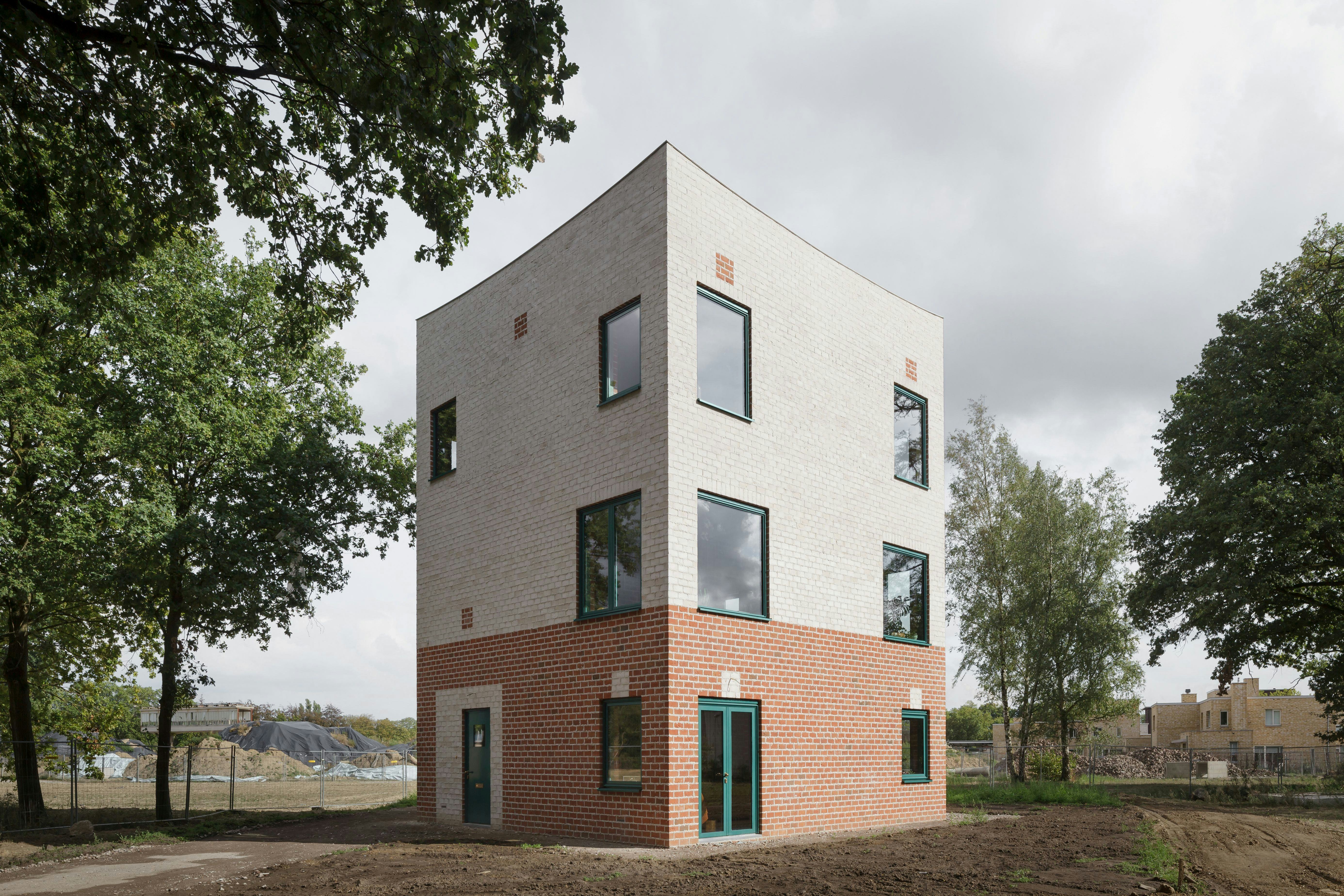Monadnock won de Brick Award 2018 in de categorie ‘Feeling at home’. Hun Atlas Huis bewijst dat je een woning kunt bouwen in hoge kwaliteit op kleine schaal. Architecten: Sandor Naus, Job Floris; foto: Stijn Bollaert.