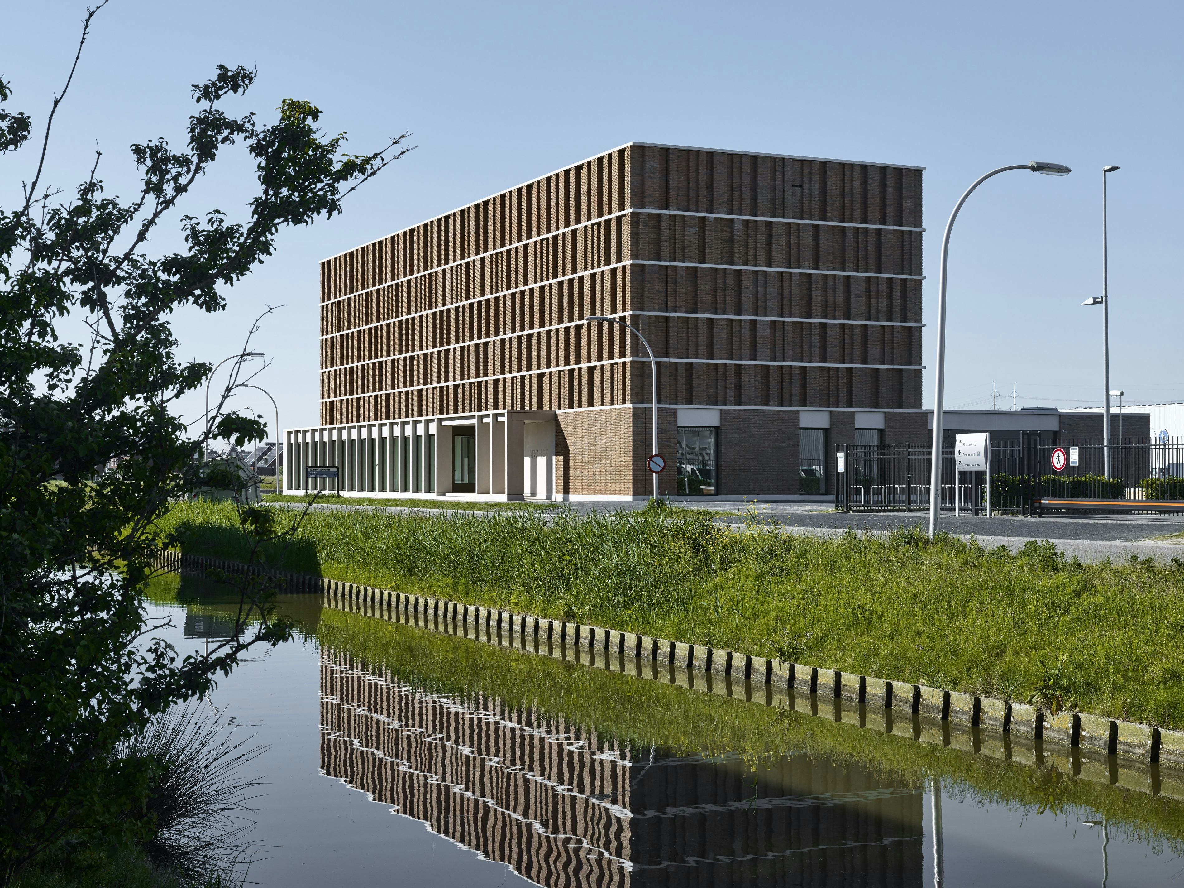 Het nieuwe stadsarchief ligt op een bedrijventerrein aan de rand van Delft. De architect zoekt met dit gebouw eerder aansluiting bij de woonwijk aan de overzijde van de straat, dan bij het bedrijventerrein zelf. Beeld Stefan Müller