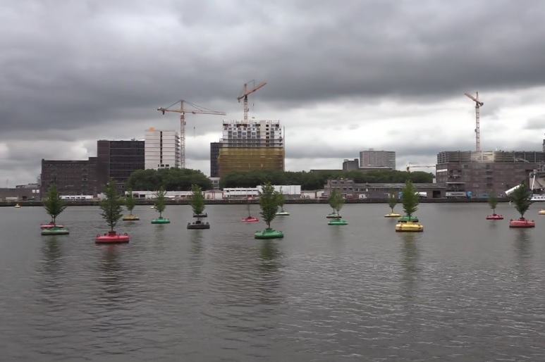 De Rotterdamse Rijnhaven met het drijvend bos van Jeroen Everaert van Mothership .