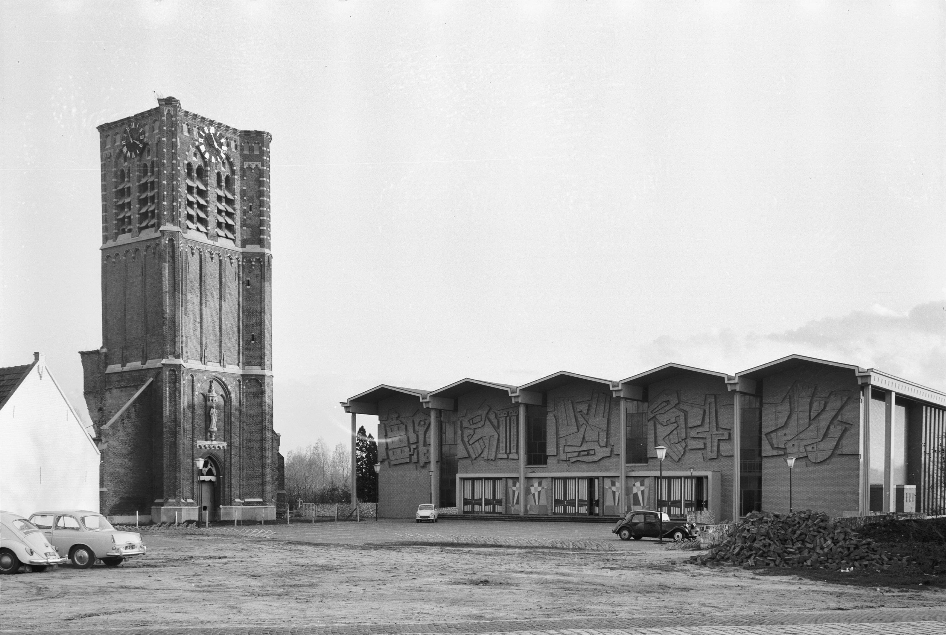 Sint-Petrus-Bandenkerk en oude toren in 1963 Beeld G.J. Dukker, Rijksdienst voor het Cultureel Erfgoed