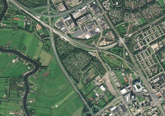 Het gebied van 189 ha ligt ten zuid-oosten van Amsterdam, tussen de Burgemeester Stramanweg, de A2, het Amstel Businesspark en de spoorlijn Amsterdam-Utrecht. 