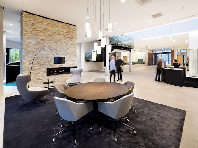 interieur nieuwbouw gemeentehuis Aalst-Waalre door Burobas