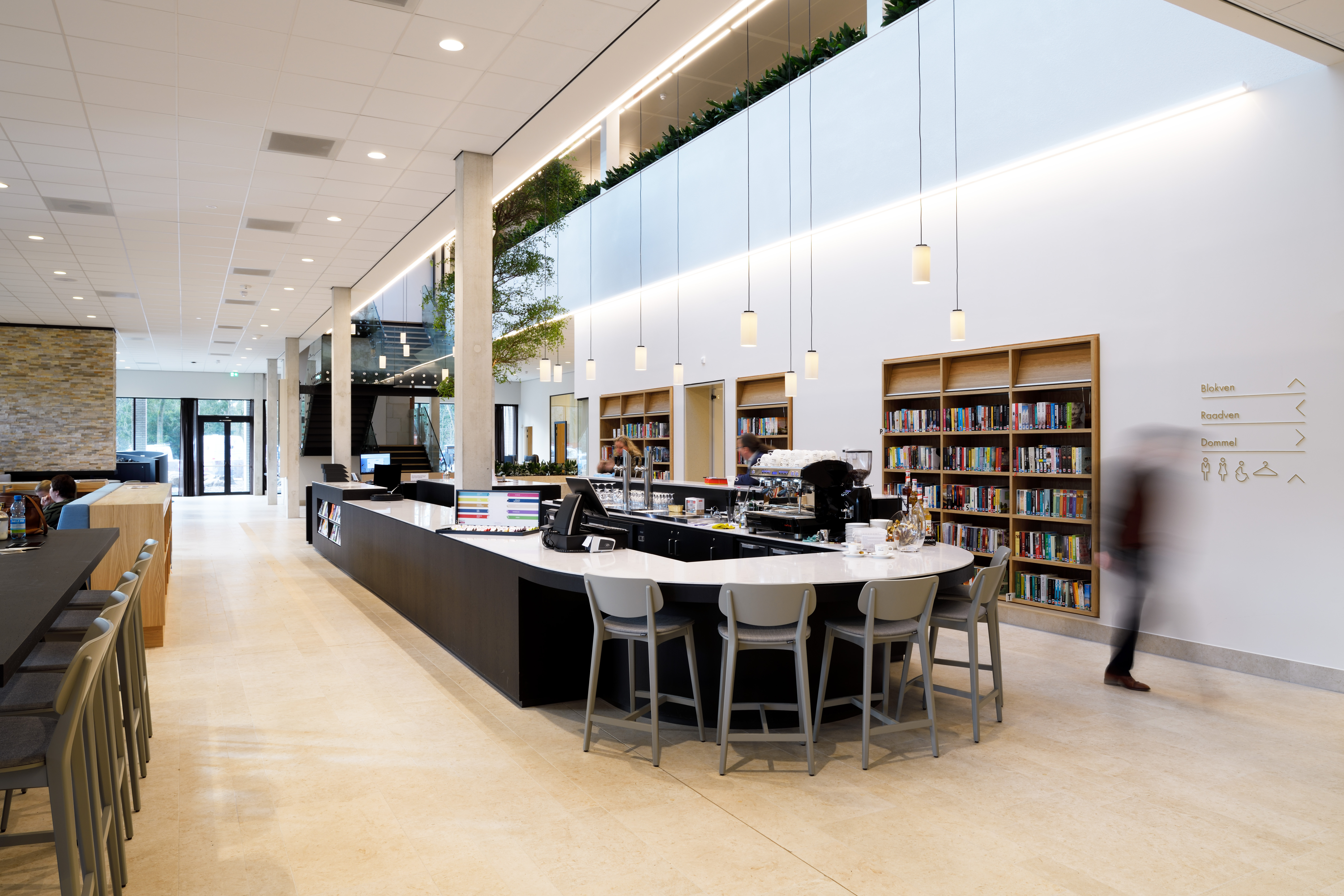 interieur nieuwbouw gemeentehuis Aalst-Waalre door Burobas