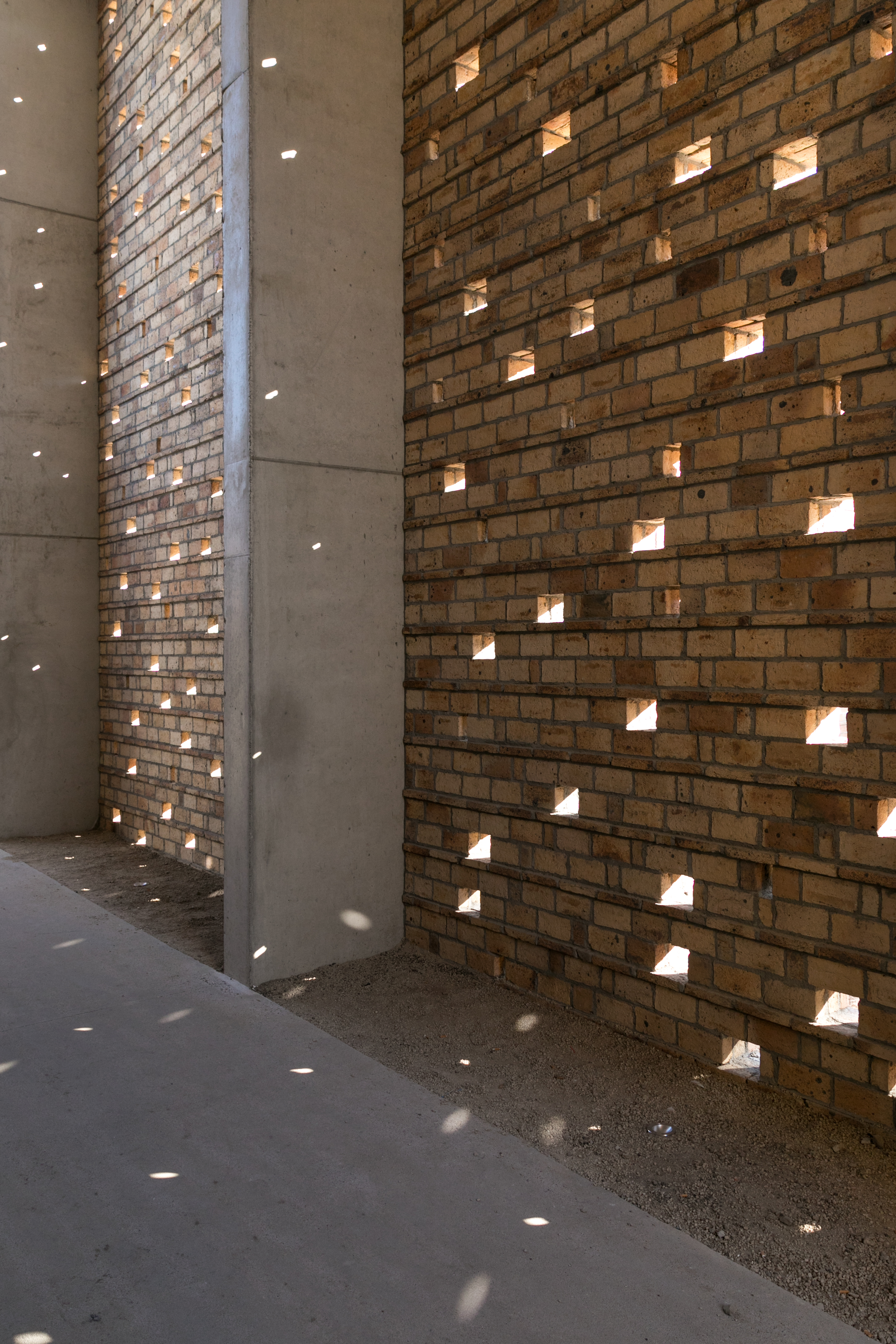 Beeld Van Hout, Crematorium, Lommel - a2o-architecten