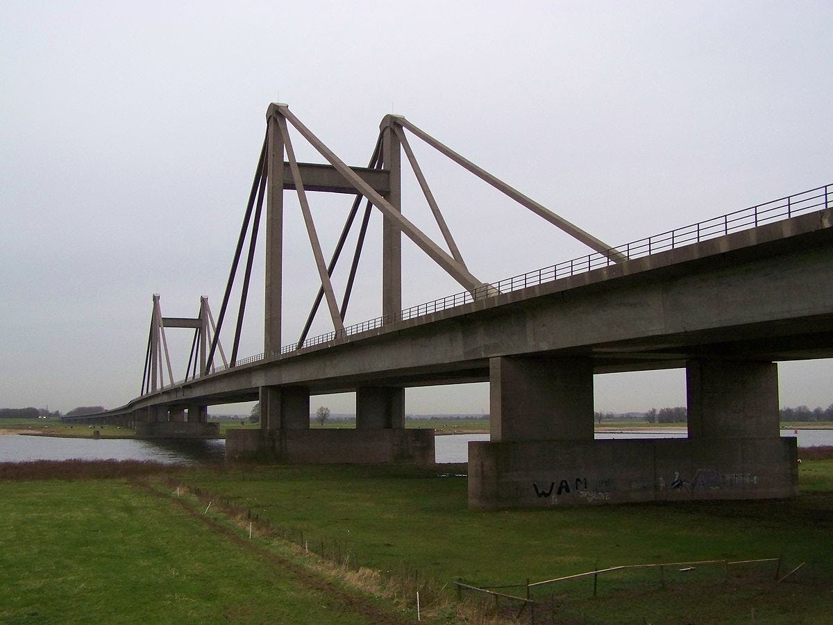 De Prins Willem Alexanderbrug bij Tiel is ook uitgerust met betonnen tuien. Volgens Vergoossen is deze brug niet te vergelijken met de brug in Genua. Foto: Wikipedia, Nieklair