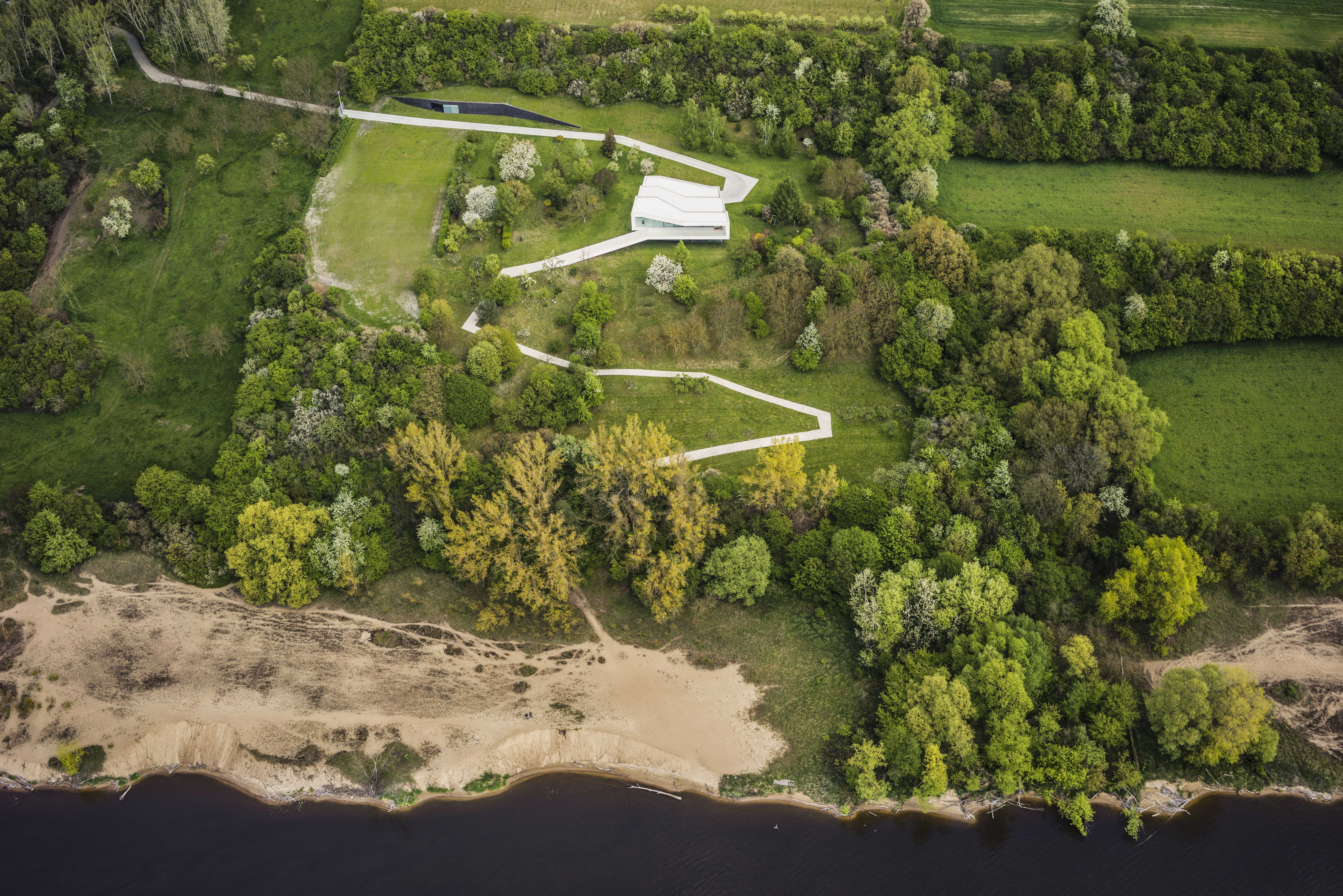 Beeld Jarosêaw Syrek, By The Way House, Polen - Robert Konieczny en KWK Promes team