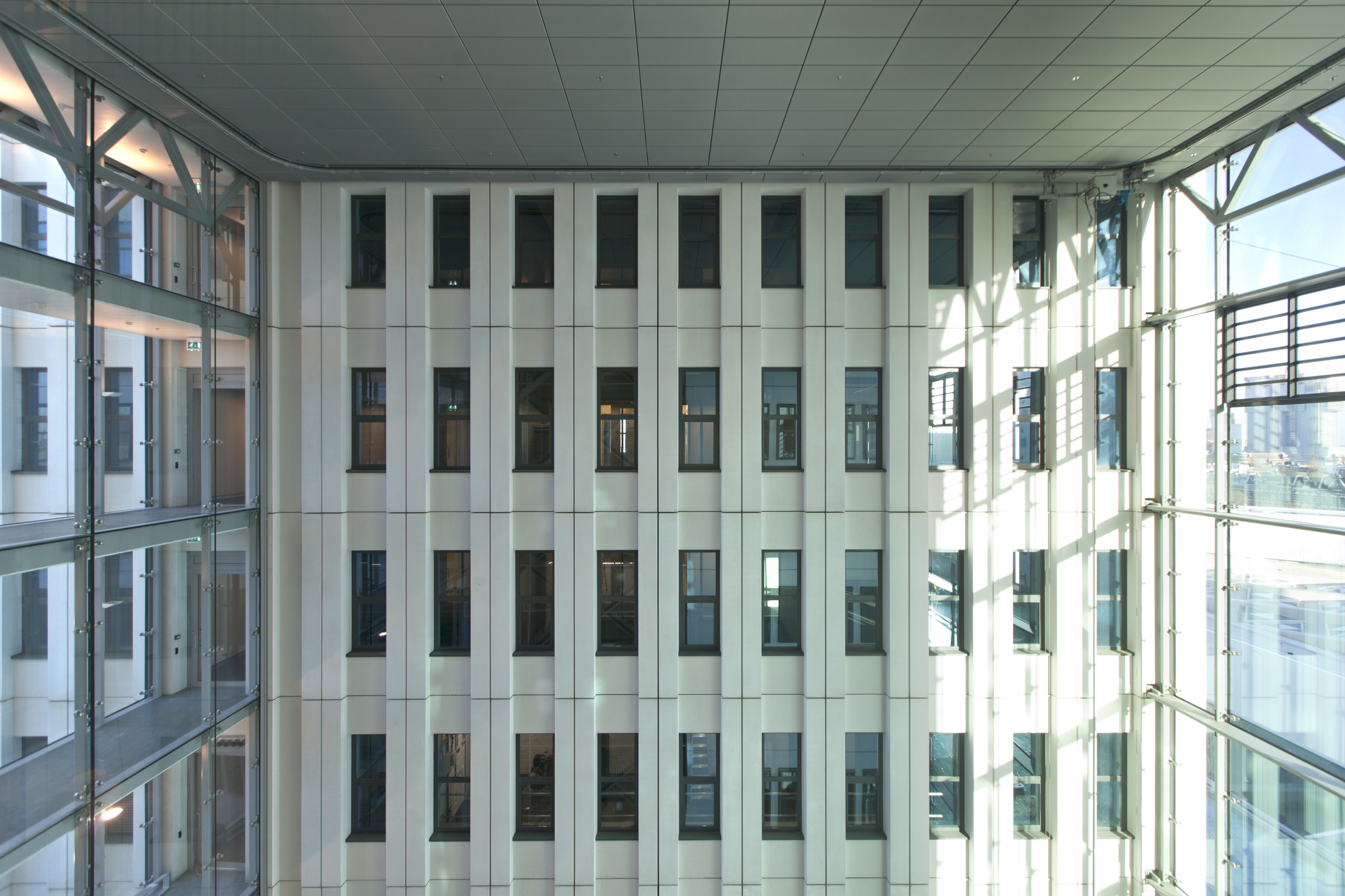 Plein en Passage van het Erasmus MC met entree aan de Wytemaweg is een ruim en overzichtelijk publieksgebied met aangrenzende voorzieningen als AH-to-go en Foodcourt en dat overkapt met een glazen dak de huidige bouw verbindt met de nieuwbouw en een aangename verblijfsomgeving vormt met ruim naar binnen vallend daglicht en zitjes tussen het groen