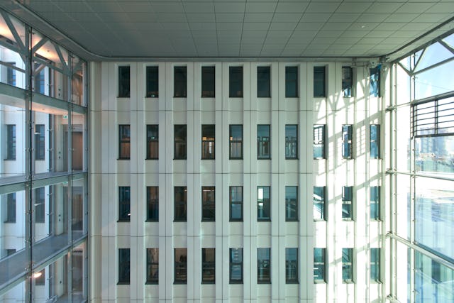 Plein en Passage van het Erasmus MC met entree aan de Wytemaweg is een ruim en overzichtelijk publieksgebied met aangrenzende voorzieningen als AH-to-go en Foodcourt en dat overkapt met een glazen dak de huidige bouw verbindt met de nieuwbouw en een aangename verblijfsomgeving vormt met ruim naar binnen vallend daglicht en zitjes tussen het groen