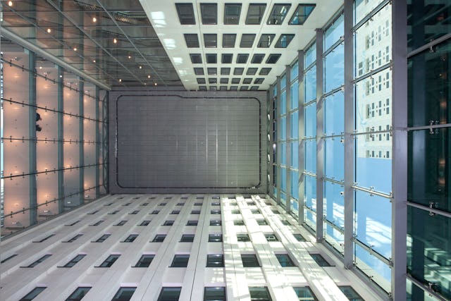 Plein en Passage van het Erasmus MC met entree aan de Wytemaweg is een ruim en overzichtelijk publieksgebied met aangrenzende voorzieningen als AH-to-go en Foodcourt en dat overkapt met een glazen dak de huidige bouw verbindt met de nieuwbouw en een aangename verblijfsomgeving vormt met ruim naar binnen vallend daglicht en zitjes tussen het groen