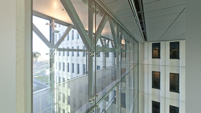 Plein en Passage van het Erasmus MC met entree aan de Wytemaweg is een ruim en overzichtelijk publieksgebied met aangrenzende voorzieningen als AH-to-go en Foodcourt en dat overkapt met een glazen dak de huidige bouw verbindt met de nieuwbouw en een aangename verblijfsomgeving vormt met ruim naar binnen vallend daglicht en zitjes tussen het groen