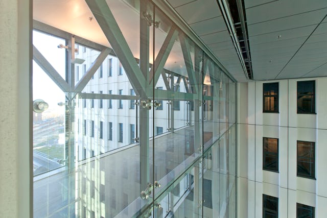 Plein en Passage van het Erasmus MC met entree aan de Wytemaweg is een ruim en overzichtelijk publieksgebied met aangrenzende voorzieningen als AH-to-go en Foodcourt en dat overkapt met een glazen dak de huidige bouw verbindt met de nieuwbouw en een aangename verblijfsomgeving vormt met ruim naar binnen vallend daglicht en zitjes tussen het groen