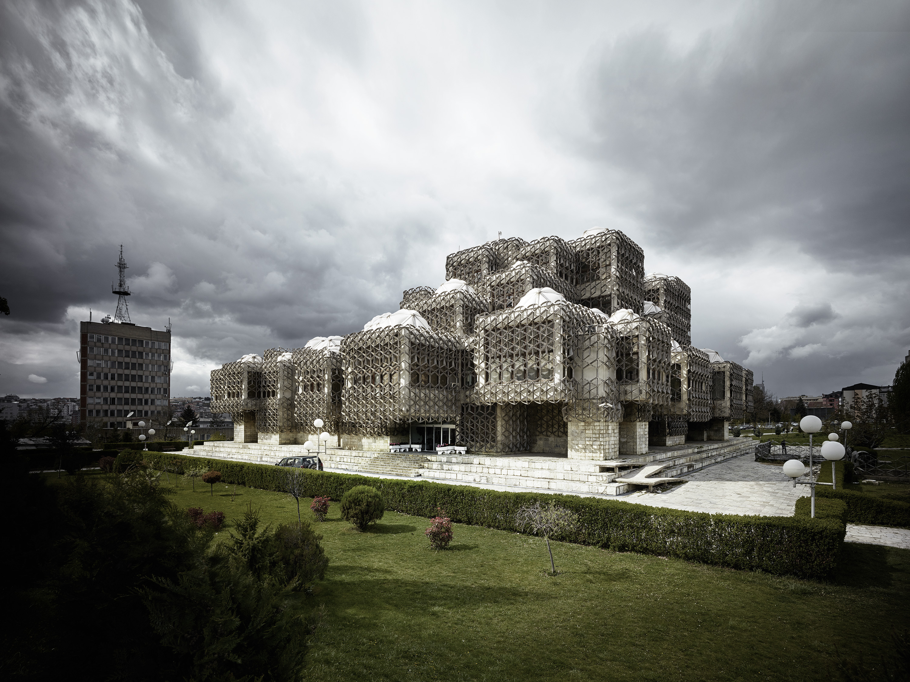 Andrija Mutnjaković. National and University Library of Kosovo. 1971–82. Prishtina, Kosovo. Exterieur. Foto: Valentin Jeck, commissioned by The Museum of Modern Art, 2016