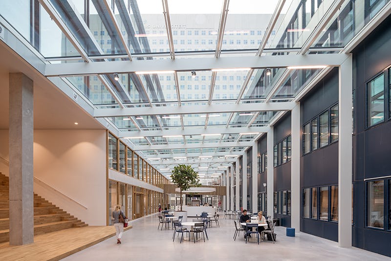 Hogeschool Rotterdam Business School door Paul de Ruiter is een van de kanshebbers op de Rotterdamse Architectuurprijs 2018. Beeld: Ossip Architectuurfotografie