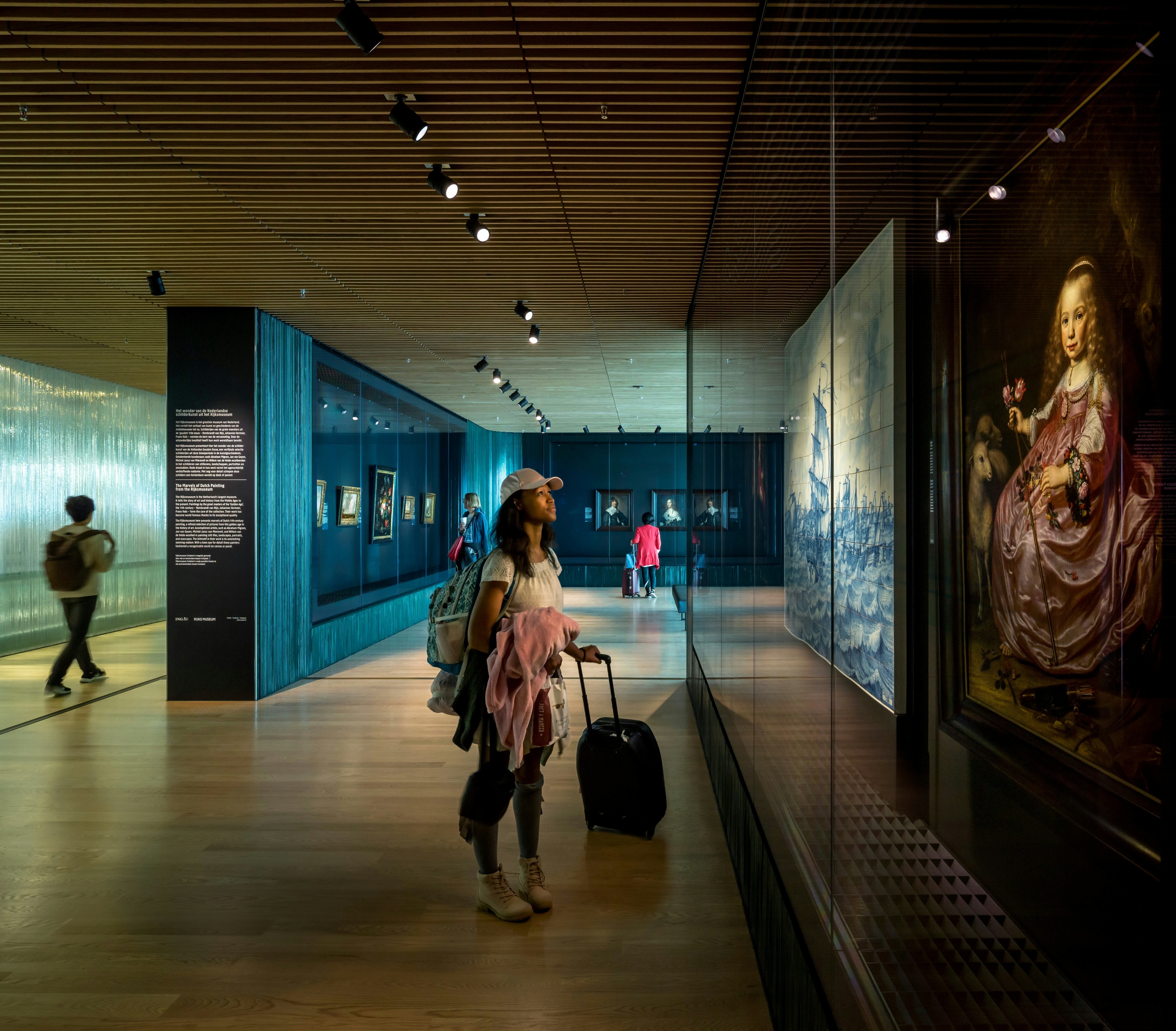 Een uniek kader voor de meesterwerken die het Rijksmuseum op Schiphol toont. Fotografie: Thijs Wolzak